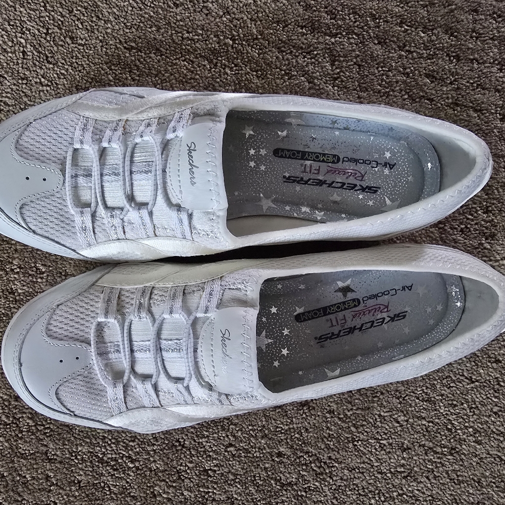 Skechers Relaxed FIT Air Cooled Memory Foam Sneakers, Size 9 NWOT